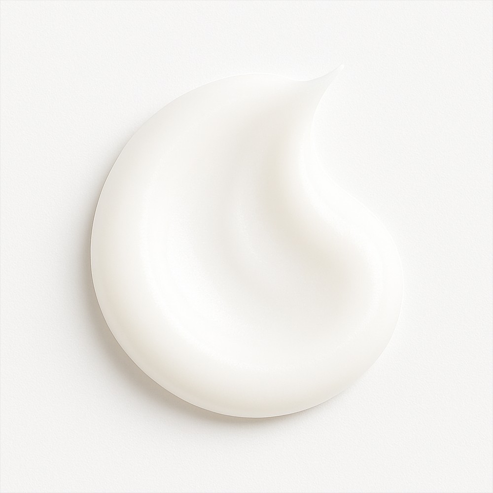 Textura envolvente y aterciopelada del contorno de ojos Premium Eye Contour con acabado ligero y suave en la piel