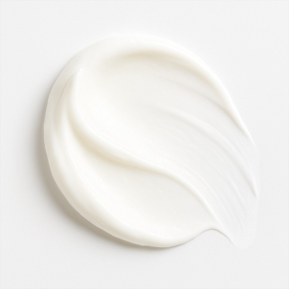 Textura rica y fundente de crema facial antiedad de noche Premium Night Repair con acabado nutritivo y suave en la piel