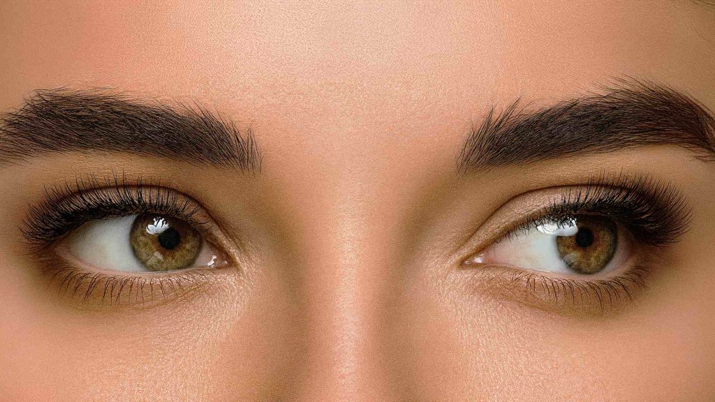 Rutina de cuidado del contorno de ojos para reducir signos visibles de fativa y mejorar el aspecto de la piel