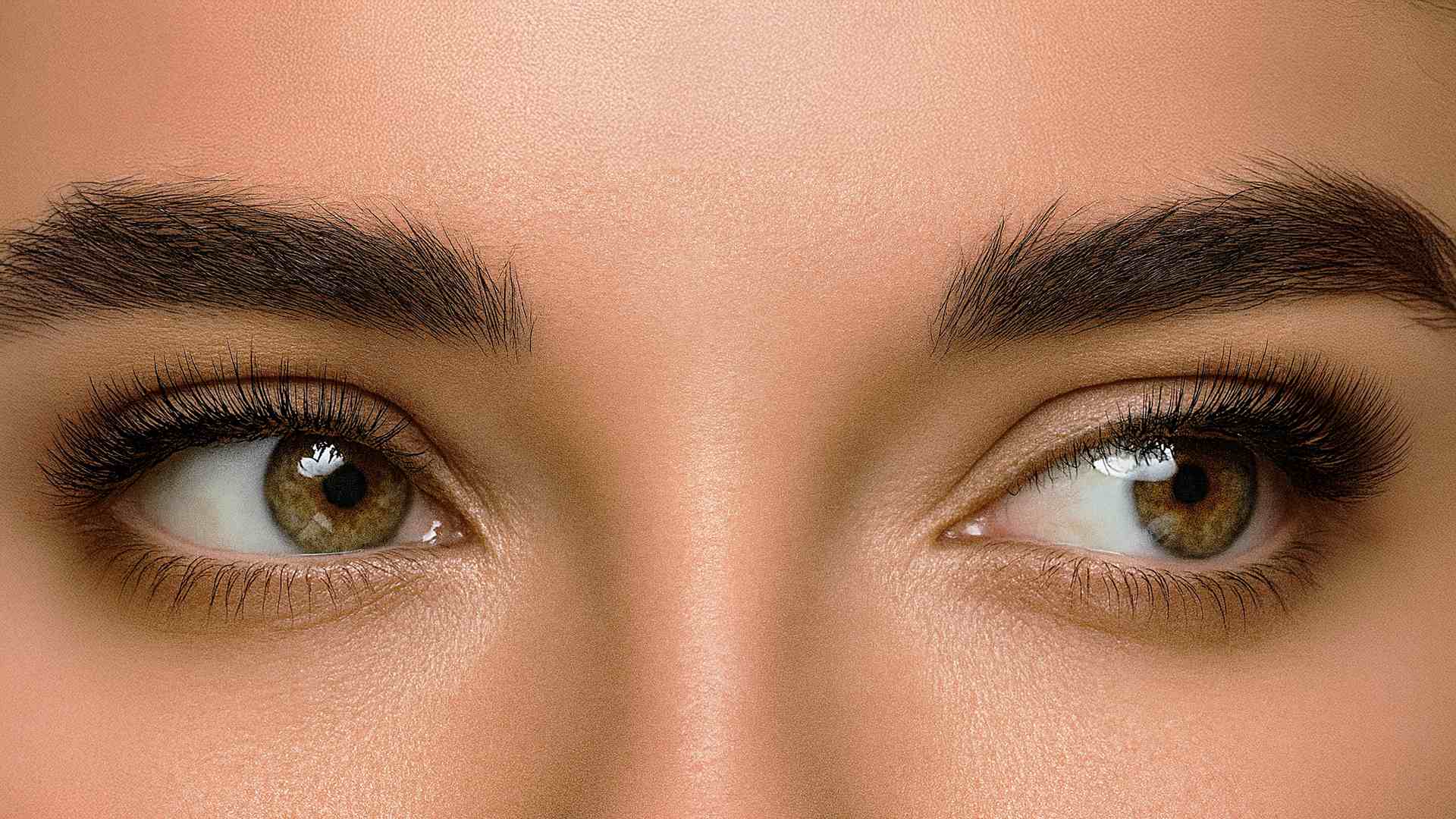 Rutina de cuidado del contorno de ojos para reducir signos visibles de fativa y mejorar el aspecto de la piel