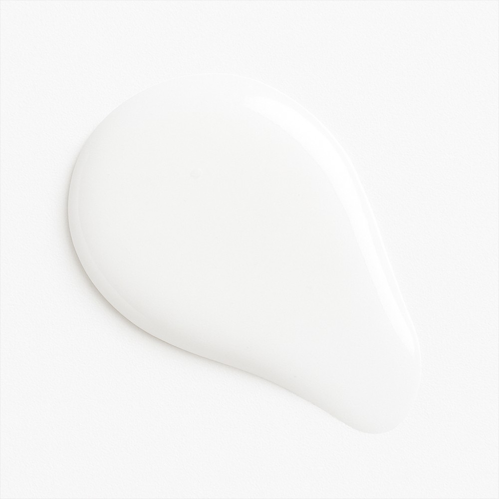 Textura cremosa de leche limpiadora facial Harmony Clean Silk Cleansing Milk de Sotomare con acabado suave y efecto seda en la piel